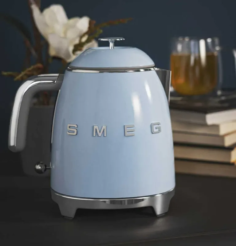 Чайник SMEG пастельно голубого цвета