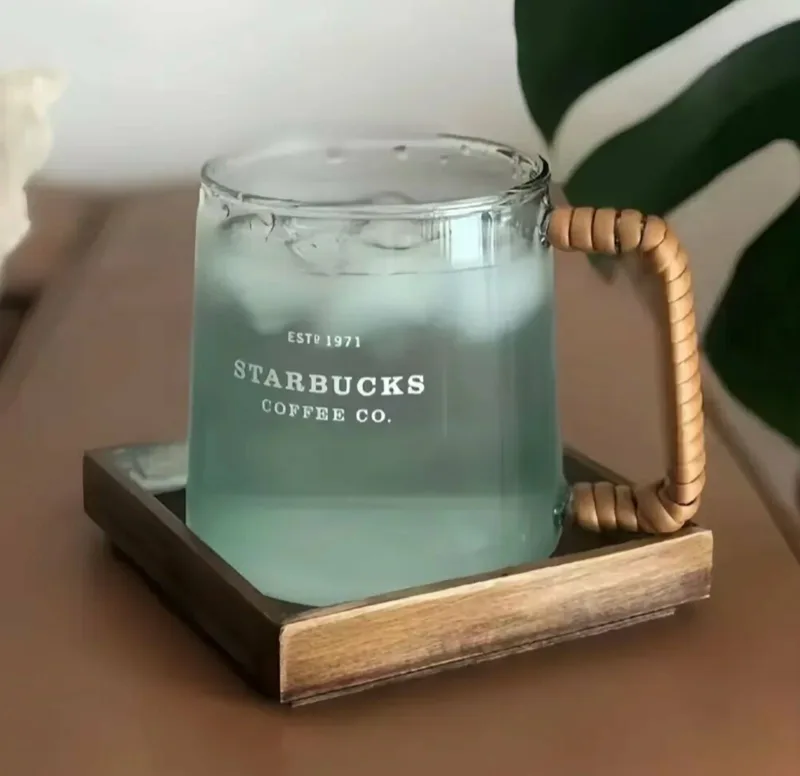 Стеклянная кружка Starbucks с ручкой из ротанга